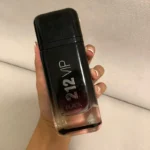 ادکلن مردانه CH 212 VIP Black مناسب برای مجالس و موقعیتهای رسمی