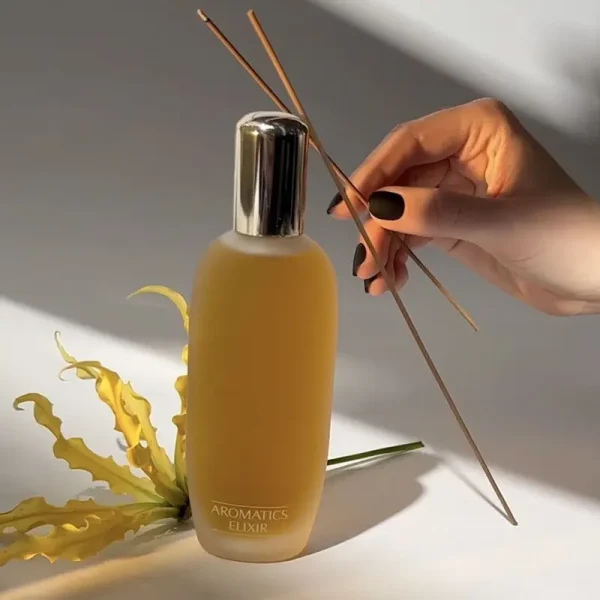 نمای جانبی عطر زنانه آروماتیک الکسیر